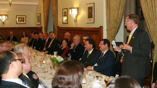 Cựu đại sứ Anh Quốc tại Việt Nam, ông Warwick Morris giới thiệu các diễn giả cho buổi lễ. 