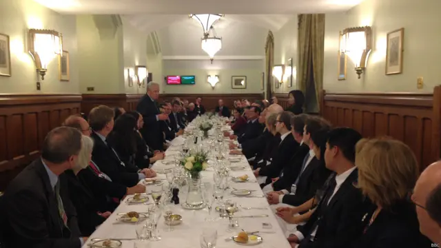 Ông Ben Chapman, Chủ tịch điều hành Mạng lưới Việt Nam - Anh Quốc giới thiệu nhiều hoạt động của các tổ chức thành viên, từ giáo dục, thương mại đến văn hóa.