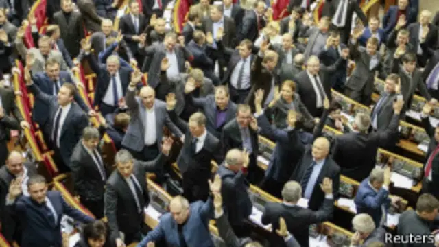 نواب البرلمان برفعون أيديهم للتصويت على قانون التظاهر