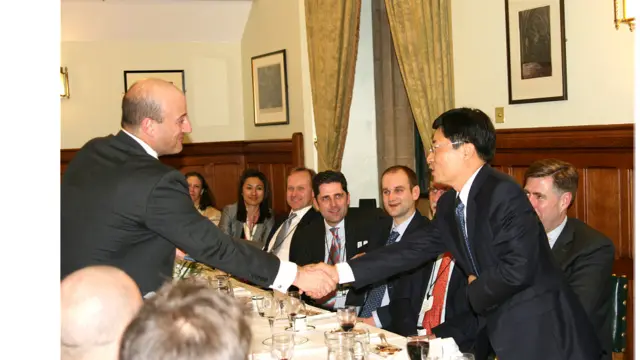 Ông Lê Thanh Dũng, Đại diện Vietnam Airlines tại Anh, trao tặng một cặp vé máy bay khứ hồi cho một khách mời may mắn trúng thưởng bốc thăm trong số khách tham dự.