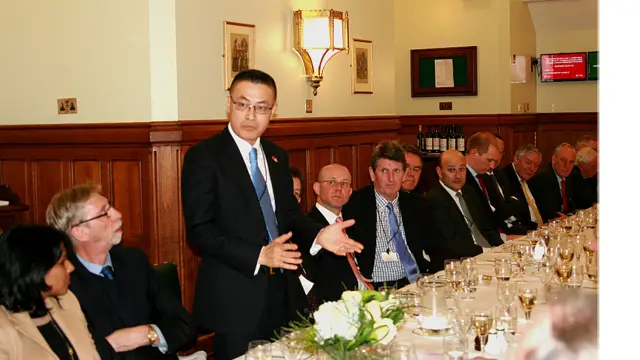 Đại sứ Việt Nam tại Vương quốc Anh và Bắc Ireland, ông  Vũ Quang Minh, Chủ tịch danh dự của Mạng lưới Việt Nam - Anh phát biểu tại buổi lễ. Ông nói về nhu cầu quảng bá và mở rộng thành viên của mạng lưới.