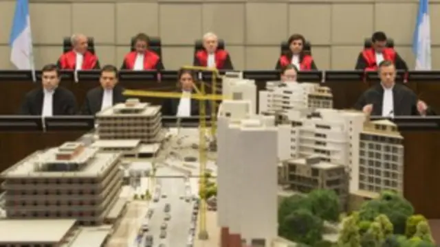 La salle d'audience du tribunal spécial pour le Liban avec au premier plan une maquette du lieu de l'attentat.