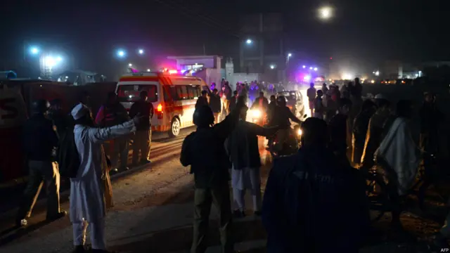 دھماکہ بہت شدید نوعیت کا تھا جس کے بعد علاقہ تاریکی میں ڈوب گیا۔