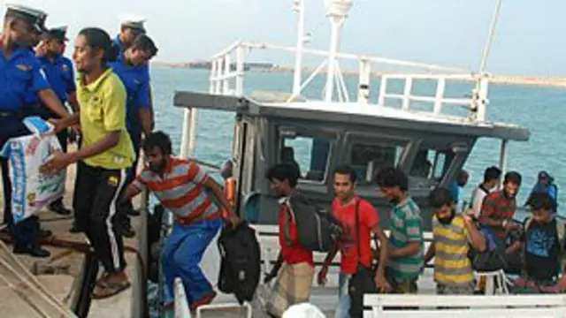 ශ්‍රී ලංකාව සහ ඉන්දියාව මුහුද මැද දී අත් අඩංගුවේ සිටි ධීවරයෝ හුවමාරු කර ගත්හ