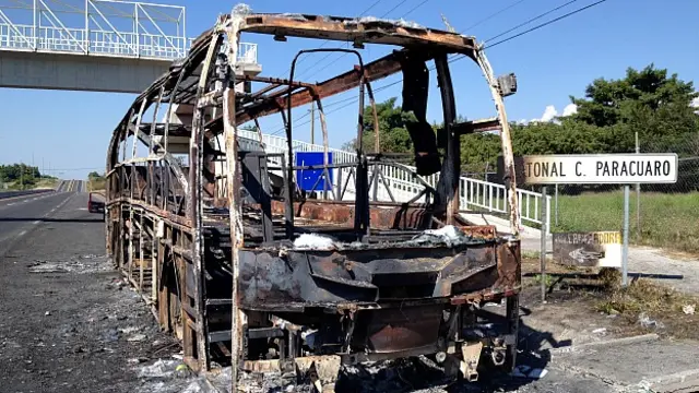 Veículo incendiado em Michoacán, em meio aos confrontos (BBC)
