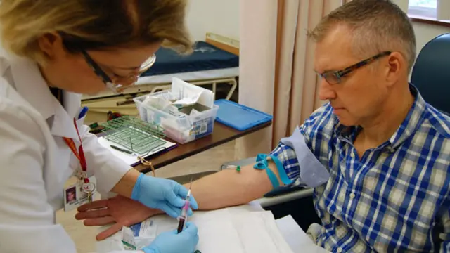 Durante cinco dias por mês, Peter Bowes comia o correspondente a 1/4 da dieta média de uma pessoa