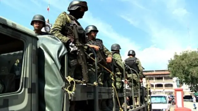 Esta semana han llegado a Apatzingán decenas de convoyes militares y de la policía federal.