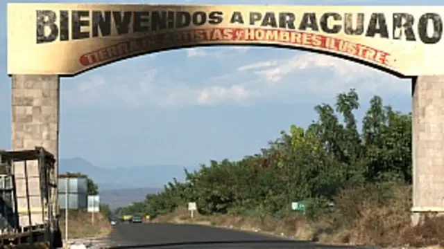 A la entrada de Paracuaro se observan las consecuencias de un combate entre las autodefensas y los Caballeros Templarios. 