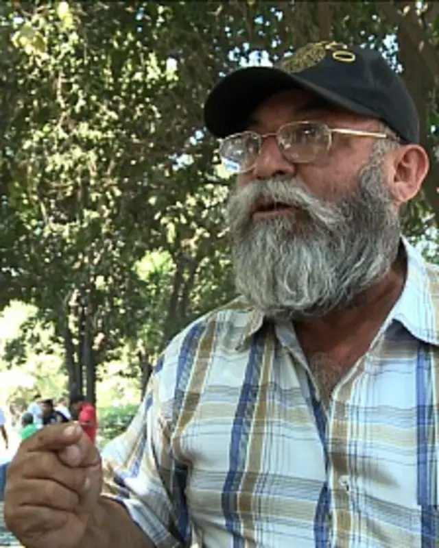 El líder de las autodefensas conocido como "Papá Pitufo" dice que sólo entregarán las armas cuando hayan "limpiado" a Michoacán de los Caballeros Templarios.
