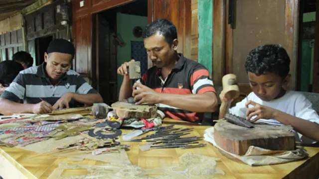 Sutarno (kiri), Sujoko (tengah) serta cucunya Bimo