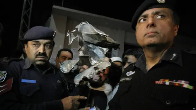 بم ڈسپوزل یونٹ خیبر پختونخوا کے سربراہ اے آئی جی شفقت ملک کے مطابق دھماکے میں پانچ کلوگرام کے قریب دھماکہ خیز مواد استعمال کیا گیا۔