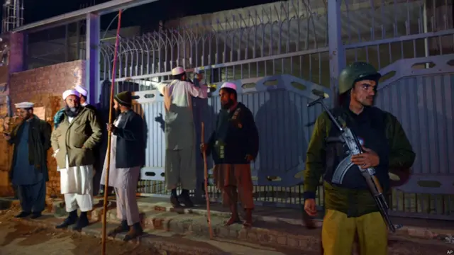 جس مرکز میں دھماکہ ہوا وہاں سے بم ڈسپوزل سکواڈ کو گھی کے کنستروں میں بنائے گئے مزید دو بم بھی ملے جنھیں ناکارہ بنا دیا گیا۔