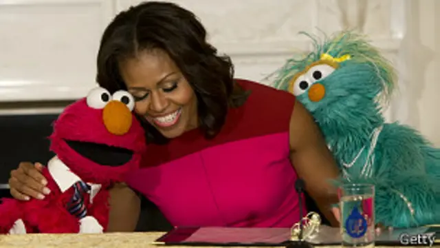 Michelle Obama con Elmo y Rosita de Plaza Sésamo