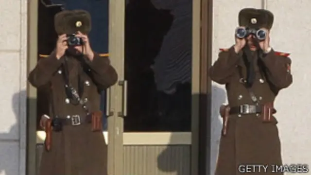 板门店非军事区朝鲜士兵瞄准韩国一侧监视和拍照（7/12/2013）