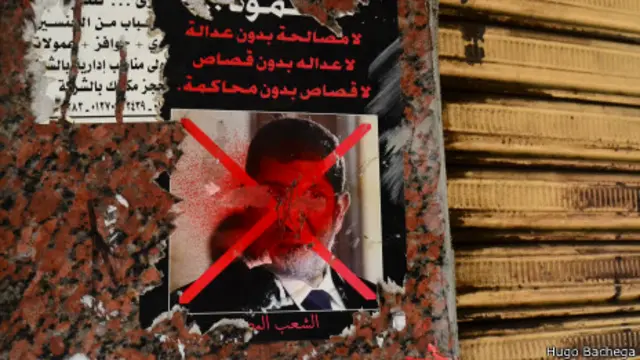 Cartaz do presidente deposto Morsi, cujo partido foi considerado 'terrorista'