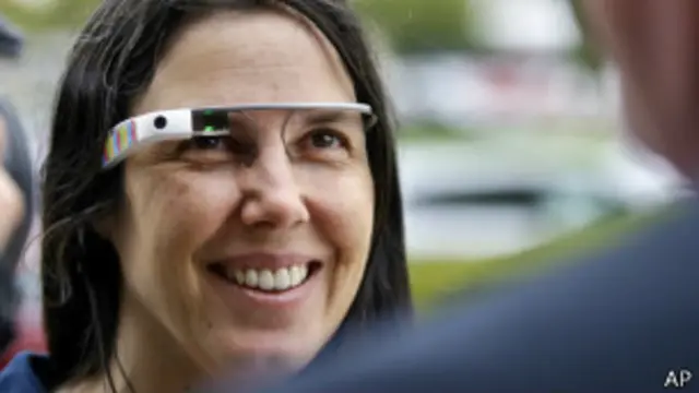 سيسيليا أبادي ترتدي النظارة