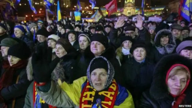 يواصل المحتجون المعارضون للحكومة اعتصامهم في ميدان الاستقلال وسط كييف. 