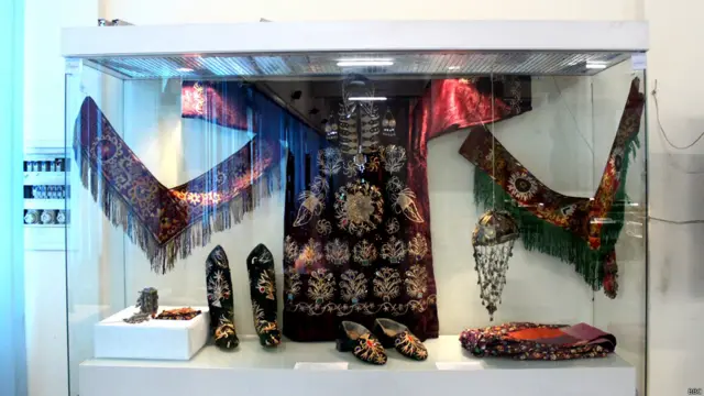 موزیم کې د ۱۹ پېړۍ اړوند ښځینه کالي او د سینګار توکي هم ساتل شوي دي. ویل کېږي، چې د افغانستان ملي موزیم یو شمېر چور شوي اثار د پاکستان او یو شمېر نورو هېوادونو شخصي موزیمونو ته رسېدلي دي.