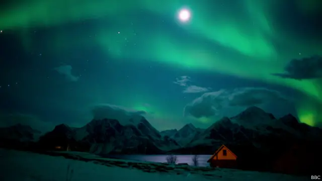 شمالی روشنیوں کا منظر بڑا دلکش ہوتا ہے