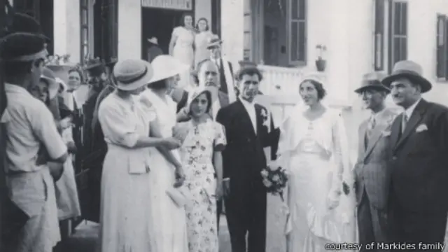 A única foto que resta da casa da família Markides tirada no dia do casamento dos avós de Vasia