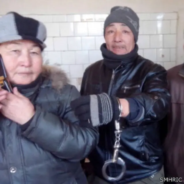 抗议牧民吉尔格勒带手铐逃走，并把带手铐的照片传到外面呼吁关注