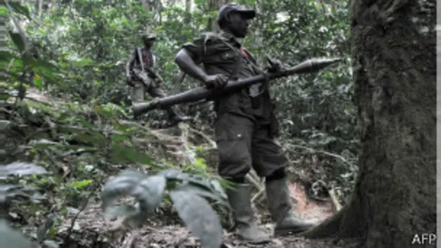 Des combattants des FDLR dans une forêt près de Pinga au nord de Goma dans l'est de la RDC (20009).