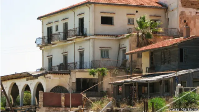 A natureza tomou conta do local, e árvores crescem dentro das casas