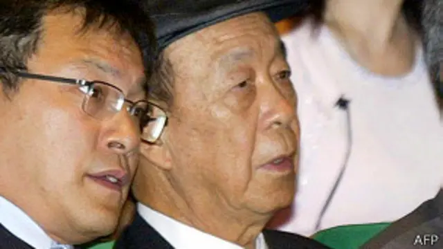 Lui Chee Woo junto a su asistente