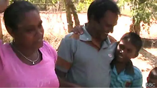 නිදහස ලද ධීවරයන් සිය අඹුදරුවන්ට එක්වෙමින්.