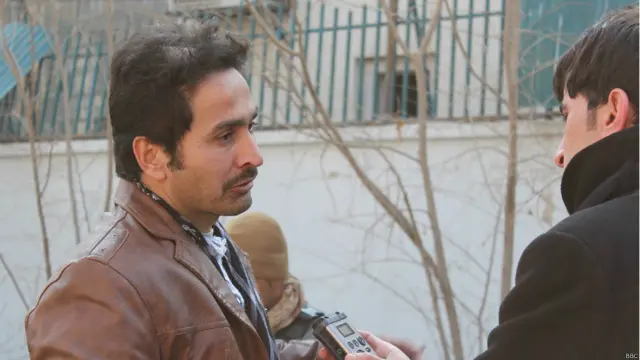 د رستورانټ یو کارکونکی فواد وايي له چاودنې وروسته ډزې پیل شوې او هر چا هڅه کوله ځان وژغوري. دی وايي د نورو شپو پرتله لږ میلمانه یې درلودل، خو وايي ډېری یې ووژل شول.