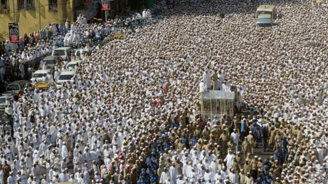 اپنے مذہبی رہنما کی میت کے ساتھ عقیدت مندوں کا ہجوم درگاہ کی جانب رواں دواں ہے