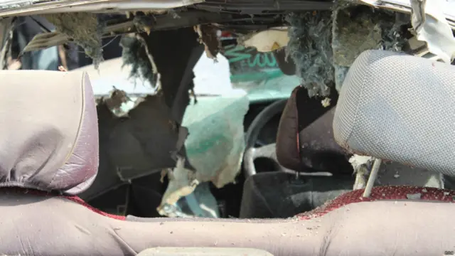 د پېښې ځای کې ډېری ولاړ ګاډي ویجاړ شوي دي.