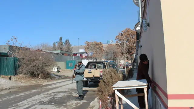 رسټورانټ ته څېرمه کورونو څښتنان د خپلو کورونو دیوالونه پاکوي، چې د چاودنو او ډزو پر مهال پرې د وینو داغونه لګېدلي وو.