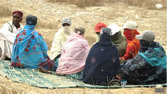 جس سڑک پر وہ سفر کر رہے ہیں اس کے دونوں طرف ویرانی ہے اور کہیں کسی درخت کا سایہ اور ہوٹل بھی دستیاب نہیں