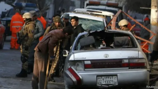 خلف الانفجار الانتحاري مشهد دمار واسع في المنطقة المحيطة بالمطعم. 