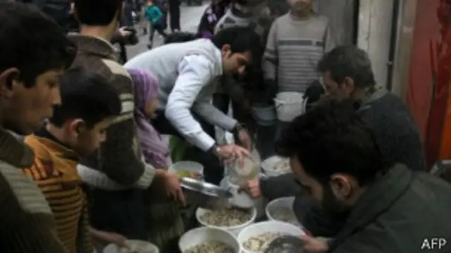 لاجئون يتجمعون للحصول على حصتهم من الغذاء