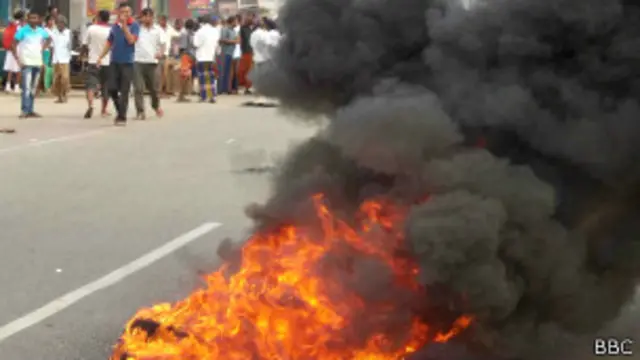 නගරය මැද ටයර් පුළුස්සමින්.