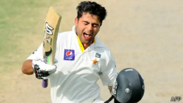 پاکستان کی اننگز کی خاص بات احمد شہزاد کے سنچری تھی۔ وہ 147 رنز ہیرتھ کی گیند پر بولڈ ہو گئے