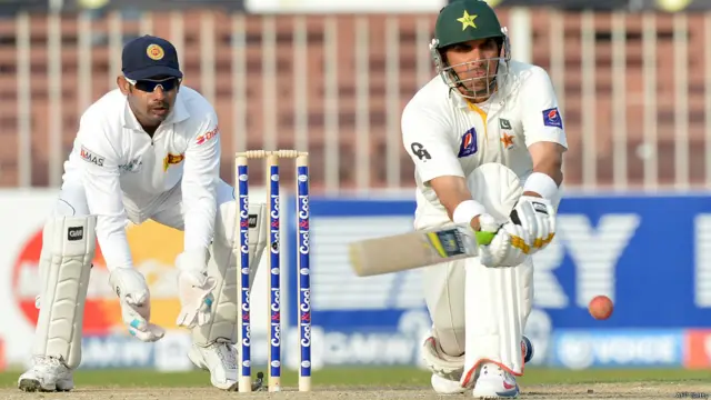 تیسرے دن پاکستان نے بغیر کسی نقصان کے 19 رنز سے اپنی اننگز کا آغاز کیا تھا اور میچ کے اختتام پر کپتان مصباح الحق اور سرفراز احمد کریز پر موجود تھے۔ تین ٹیسٹ میچوں کی سیریز میں سری لنکا کو ایک صفر سے برتری حاصل ہے