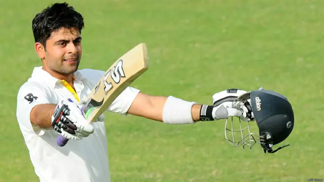 تیسرے دن پاکستان کی اننگز کی خاص بات احمد شہزاد کے سنچری تھی۔ وہ 147 رنز ہیرتھ کی گیند پر بولڈ ہو گئے