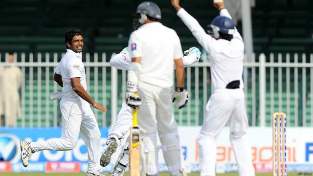 سری لنکن بالر دلروون پریرا پاکستانی بیٹسمین اظہر علی کو آؤٹ کرنے کے بعد۔ اظہر علی نے صرف آٹھ رنز بنائے