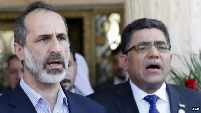 معاذ الخطیب(چپ) اندکی پس از انتخاب غسان هیتو (راست) استعفا داد