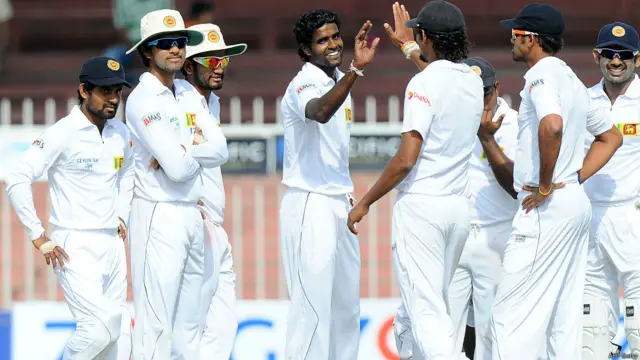 پاکستان کو سری لنکا کی پہلی اننگز کی برتری ختم کرنے کے لیے مزید 137 رنزدرکار ہیں اور اس کی چار وکٹیں باقی ہیں۔ شمندا ارنگا خرم منظور کو آؤٹ کرنے کے بعد اپنے ساتھیوں کے ساتھ خوشی منا رہے ہیں