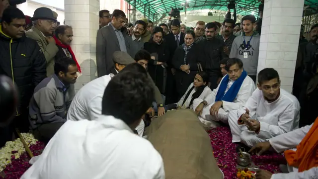 सुनंदा का अंतिम संस्कार