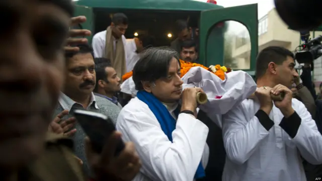 सुनंदा का अंतिम संस्कार