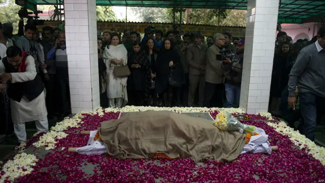 सुनंदा का अंतिम संस्कार