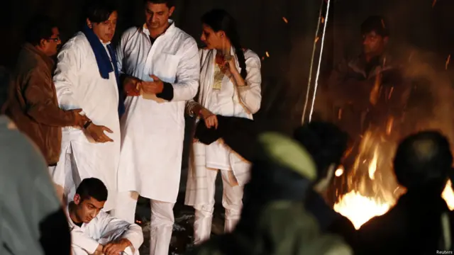 सुनंदा का अंतिम संस्कार