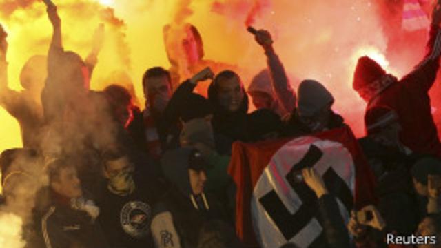 В России неонацистов и ультраправых фанатов часто можно увидеть на футбольных матчах