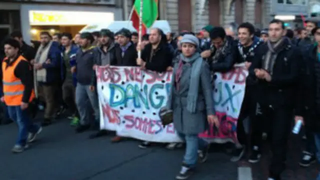  بیلجیئم میں سیاسی پناہ کے خواہشمند افغانیوں نے اپنے مسائل کے بارے میں ملک بھر میں احتجاج کیا ہے