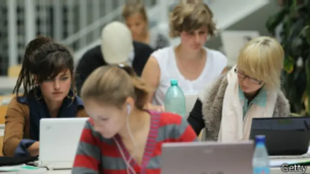 Женщине, с ее, как правило, меньшей зарплатой, легче отказаться от полного графика, чем мужчине.